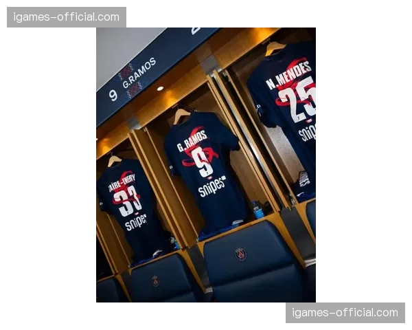 王嘉尔联名PSG推出马年水墨球衣，东方设计元素引爆法甲潮流市场