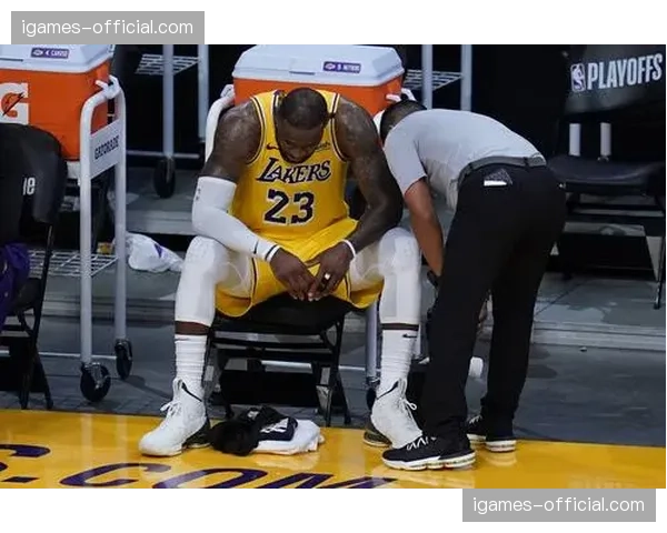 终场哨响，39岁的勒布朗·詹姆斯走向球员通道，低头亲吻主场地板