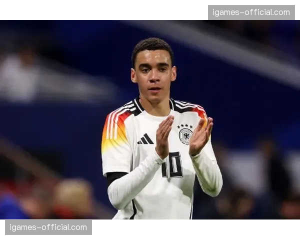 前德国国脚托尼-克罗斯现身拜仁塞贝纳基地，引发回归传闻