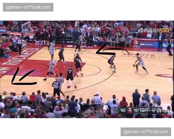 转播画面捕捉：看台上，一位球探正在平板电脑上记录某球员的无球跑动热区图